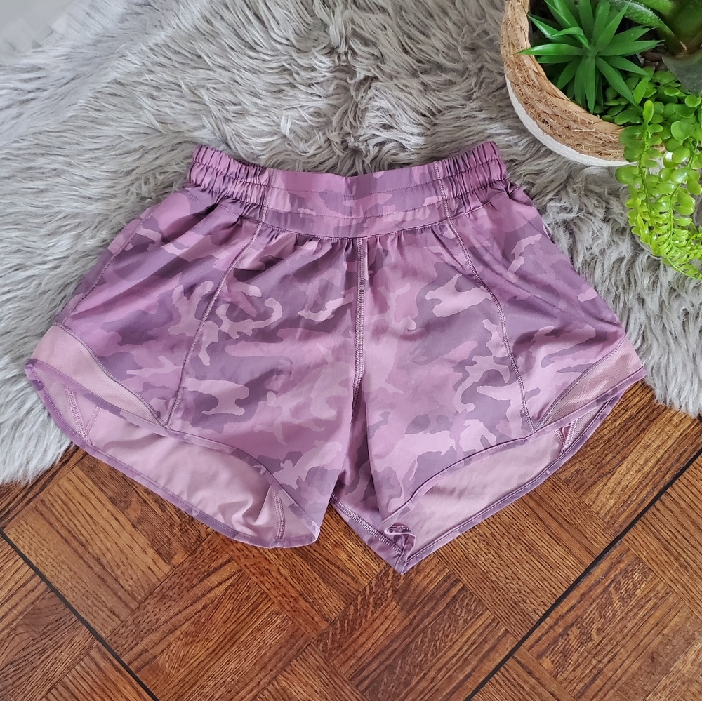 LULULEMON 2.5” Hotty Hot Short ll  Incognito Camo Mauve/Pink